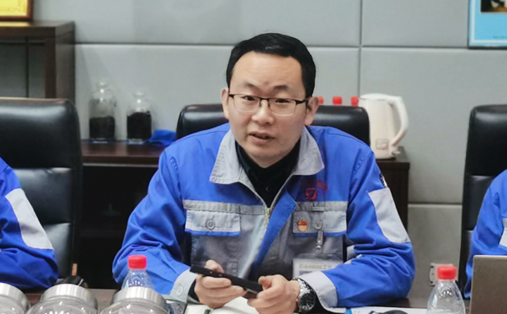 技術(shù)部部長(zhǎng)張波與營(yíng)銷人員分享2020年顆粒機(jī)設(shè)備和粉碎機(jī)設(shè)備改進(jìn)點(diǎn)以及對(duì)2021年大型粉碎設(shè)備、牛糞顆粒爐設(shè)備的技術(shù)參數(shù)、選型、及工藝流程進(jìn)行講解培訓(xùn).jpg