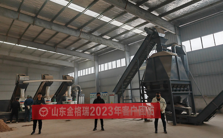 在顆粒機(jī)生產(chǎn)線制?，F(xiàn)場(chǎng)，回訪團(tuán)隊(duì)與客戶實(shí)地查看設(shè)備運(yùn)行情況，對(duì)運(yùn)行中出現(xiàn)過(guò)的一些情況進(jìn)行現(xiàn)場(chǎng)答疑和討論交流。最后，客戶對(duì)本次回訪工作給予肯定，雙方希望后續(xù)能有更多面對(duì)面交流的機(jī)會(huì)。.jpg